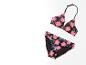 Bikini noir à fleurs tropicales : haut de maillot de bain triangle et bas échancré.