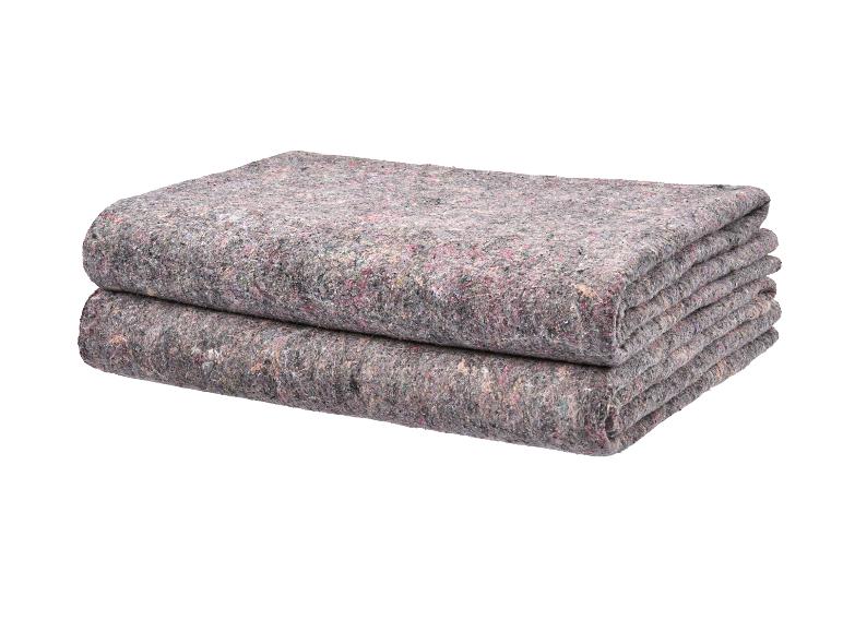 Couvertures de déménagement grises empilées