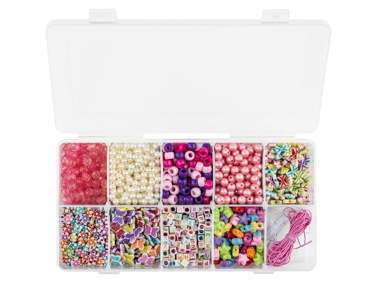 Organisateur de perles avec perles, fleurs, papillons, lettres et cordons colorés.