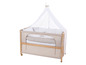 Un lit bébé en bois avec un ciel de lit