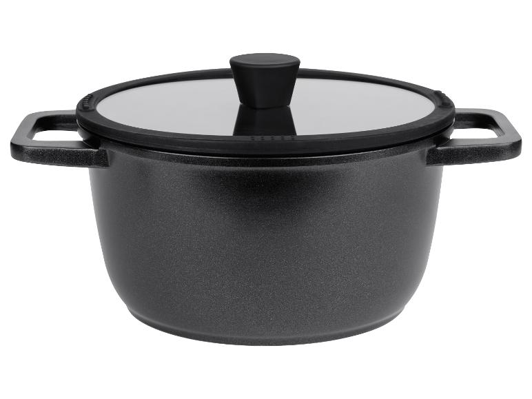 Une casserole noire avec un couvercle.