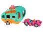 Une voiture jouet rose tirant une caravane turquoise avec l'inscription 'Ko Let's Go!'.
