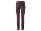 Pantalon slim marron en similicuir avec poches et fermeture boutonnée.