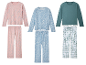 Trois pyjamas pour femmes : un imprimé floral rose, un imprimé cœur bleu et un à carreaux vert et blanc.