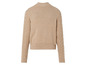 Pull en maille beige avec des motifs en cable sur les manches.
