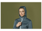 Une femme porte une veste softshell vert foncé avec capuche.