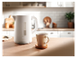 Une bouilloire SilverCrest blanche et une tasse de thé sur un comptoir de cuisine en bois.