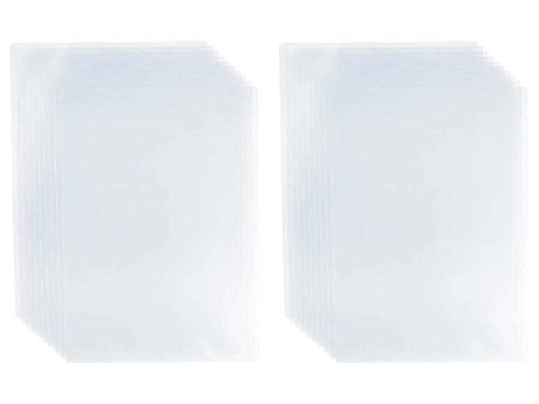 Deux piles de protège-documents transparents.