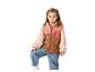 Fille en veste polaire colorée et jean, avec une jambe levée.