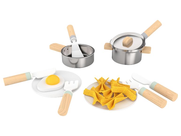 Jeu de cuisine en bois avec des casseroles, des couverts et de la nourriture