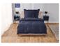Parure de lit bleu marine sur un lit moderne.