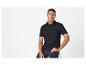Polo noir et pantalon assortis pour homme.