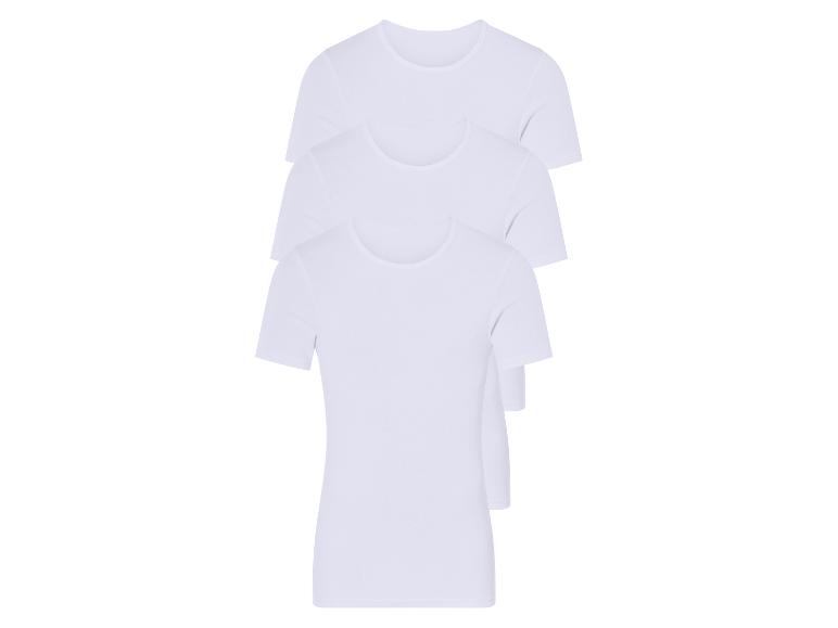 Trois t-shirts blancs à manches courtes.