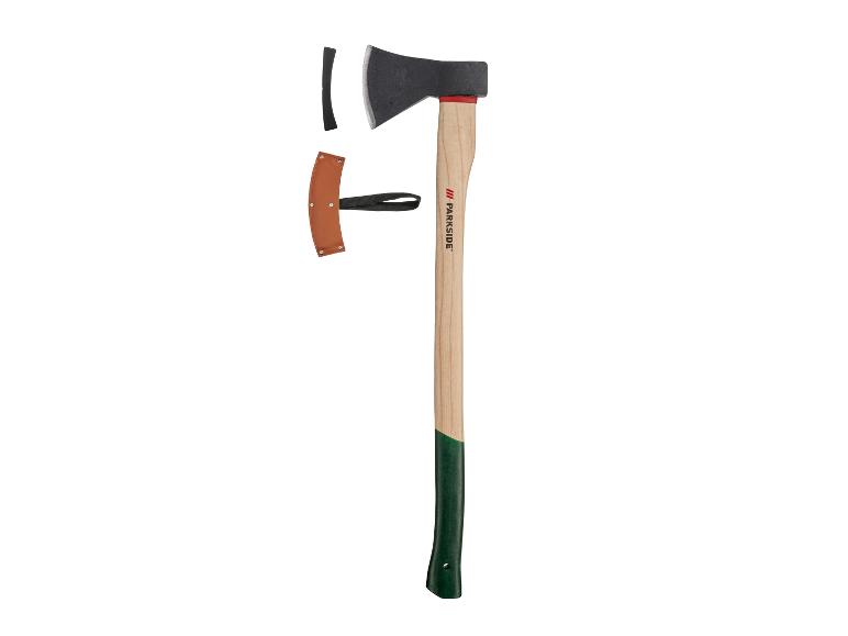 Hache avec manche en bois, lame noire et étui de protection marron.