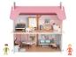 Maison de poupée en bois avec des meubles, y compris une chambre à coucher, une salle de bain, une cuisine et un salon.