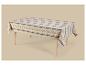 Nappe rayée bleue et beige sur une table en bois clair.