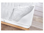 Un matelas blanc avec une housse protectrice