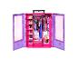 Armoire Barbie Fashionistas ouverte rose et violette avec vêtements et accessoires.