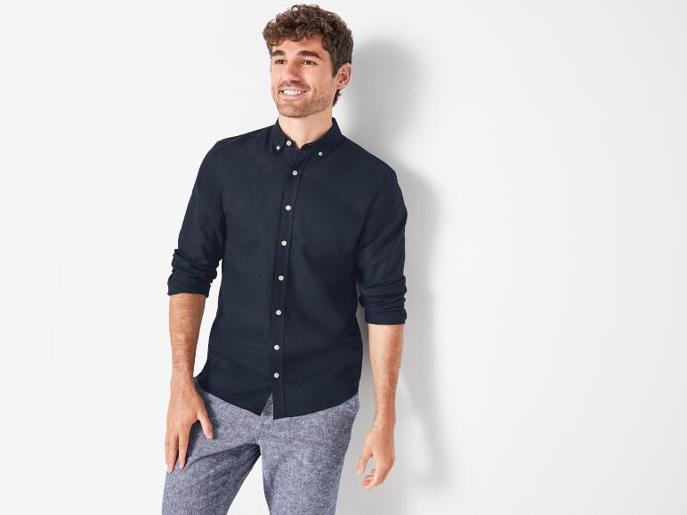 Chemise et pantalon homme, style décontracté.