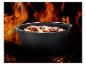 Cocotte en fonte noire GSW avec couvercle, 24 cm, 4,2 L, sur un grill en flammes.