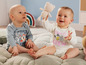 Deux bébés portant des bodies Looney Tunes.