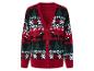 Un pull de Noël rouge avec un motif d'arbres de Noël, de flocons de neige et 'Ho ho ho'.