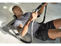 Un homme fait des exercices abdominaux avec un appareil de fitness.