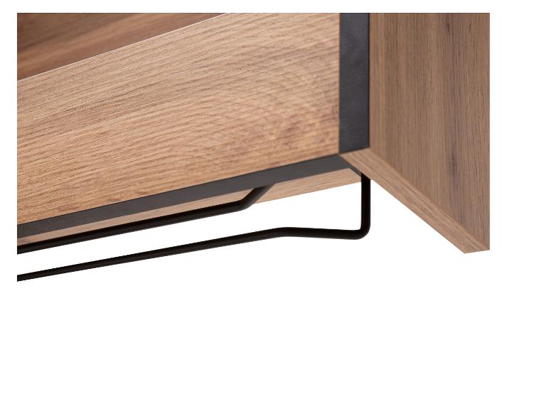 Détail d'un tiroir en bois avec un cintre en métal noir.