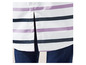 Manteau de pluie blanc à rayures violettes et bleues.