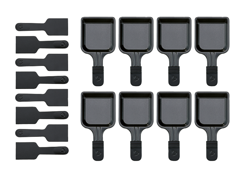 Huit poêlons à raclette et huit spatules en plastique sur fond noir