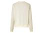 Un sweat-shirt beige à manches longues.