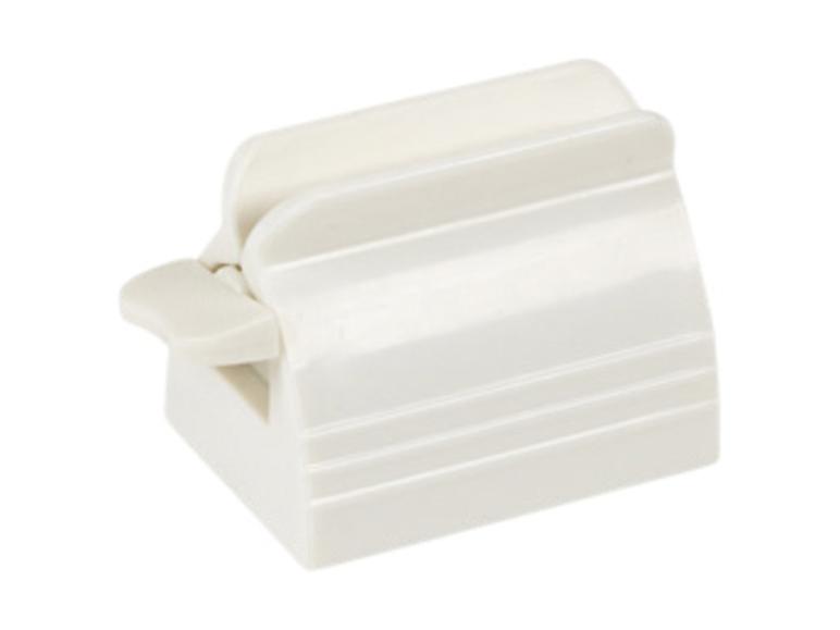 Presse-tube blanc, vu en angle, sur fond blanc.