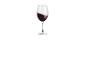 Un verre de vin rouge avec un bord doré.