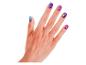 Main avec différents autocollants pour ongles de couleurs avec une licorne, des étoiles et des coeurs.