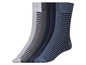 Un ensemble de cinq paires de chaussettes rayées dans différentes nuances de bleu et de gris.