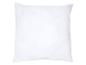Oreiller blanc uni sur fond blanc.