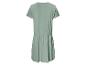 Robe t-shirt vert sauge, style décontracté.