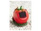Une lampe solaire en forme de tomate rouge avec un panneau solaire.