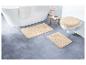 Tapis de bain beige avec motif ondulé et un abattant de toilette avec une couverture douce.