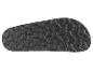 Semelle de chaussure noire avec motif texturé.