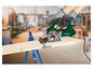 Une scie circulaire Parkside coupant une planche de bois.