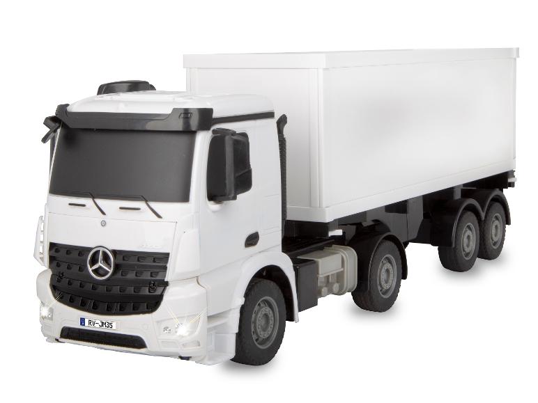 Modèle de camion blanc Mercedes-Benz Actros avec remorque.