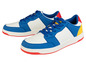 Deux paires de baskets blanches et bleues avec des accents rouges