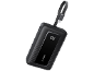 Batterie externe noire avec câble USB-C intégré et affichage numérique indiquant 100% de charge.