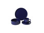 Une assiette, un bol et une tasse avec une soucoupe bleus.