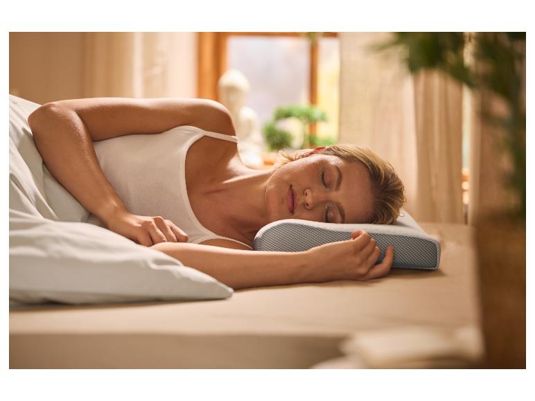 Femme dormant paisiblement sur un oreiller en mousse à mémoire de forme.