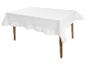 Nappe blanche à volants sur une table en bois