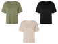 Trois t-shirts unis à col en V en vert, noir et beige.