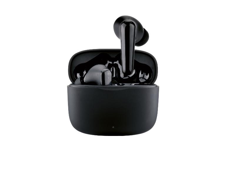 Écouteurs sans fil noirs dans leur étui de charge.