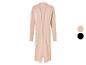 Un cardigan beige en tricot à manches longues